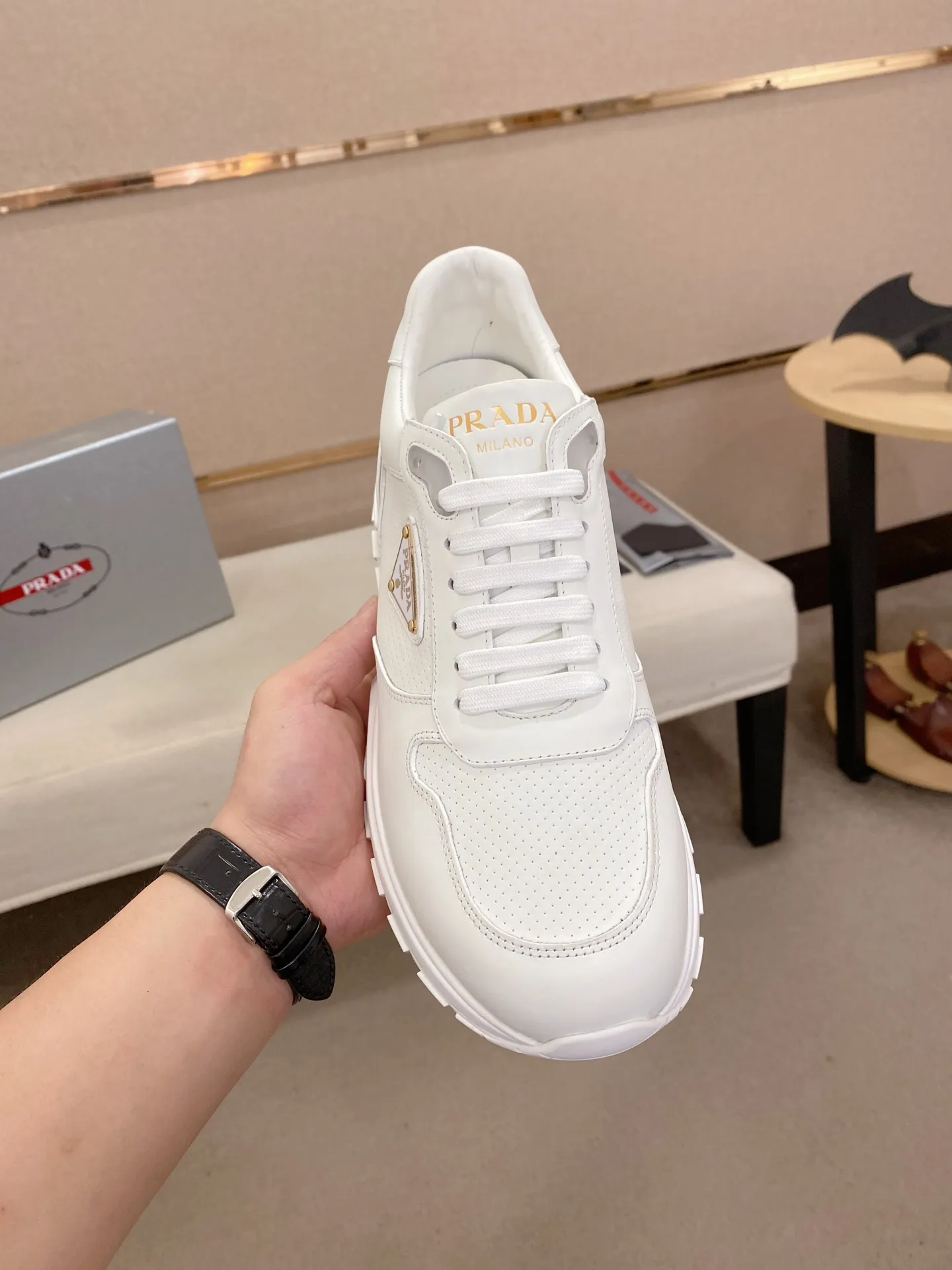 Men's shoes 💰 580💰 ✔️✔️✔️High-quality new PRADA counters are launched at the same time. The new men's shoes and 😘fabrics are selected from imported first-layer cowhide and are made by pure handcrafts. Lining: Full cowhide lining. 👍🏿 High-end ☄️ air-cushion molded anti-slip rubber outsole, exquisite lines, simple and elegant, comfortable and high-end for leisure travel. Code number: 38 to 44 (45 can be customized and cannot be returned or exchanged)